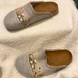 Size 8. Made in Germany Birki’s. Grey clog with a holland scene.